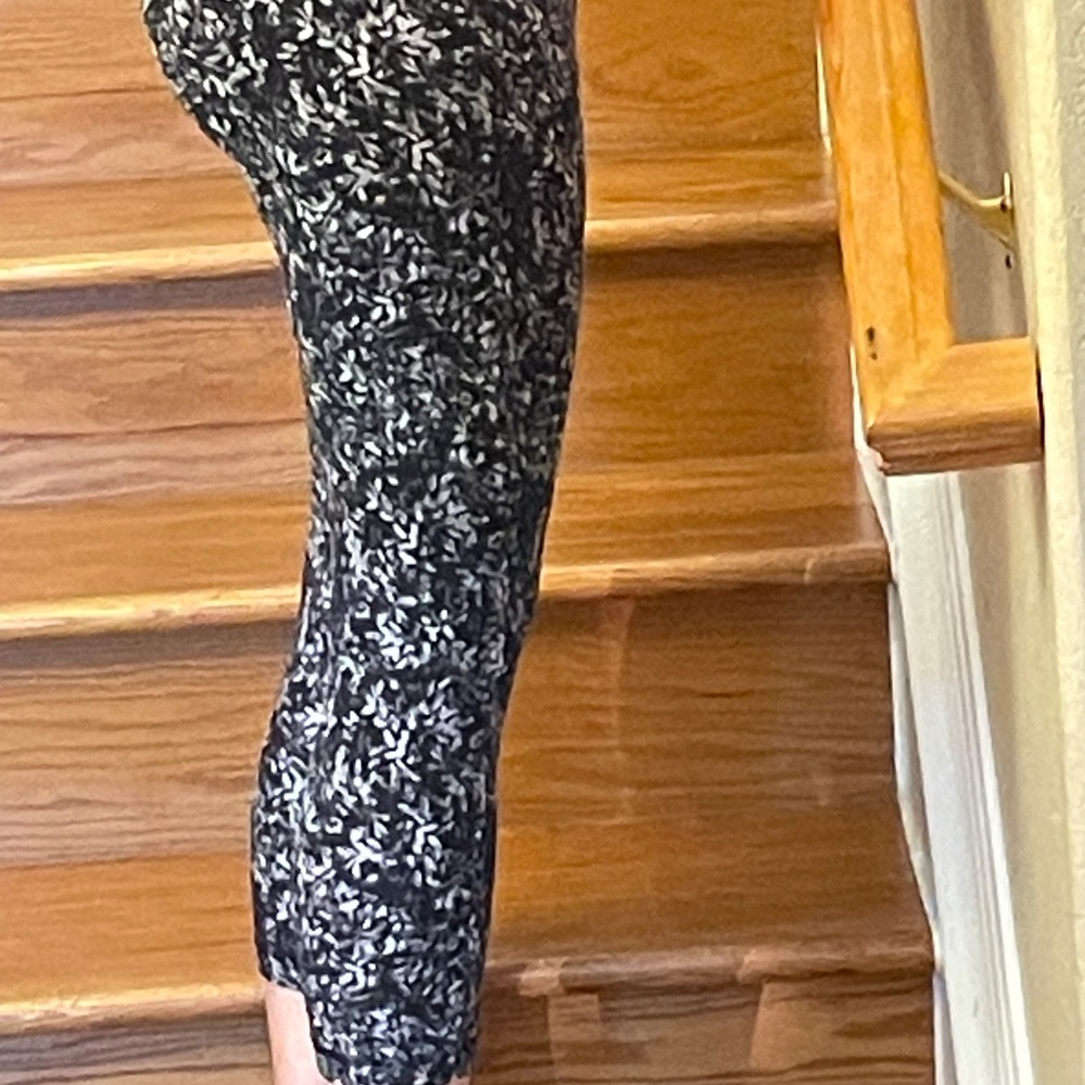 Lululemon peachy capri leggings, apx size 6-8